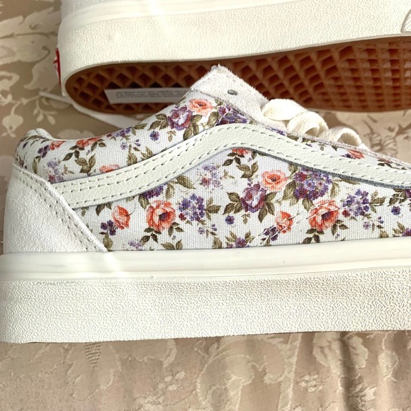Vans Old Skool Sneaker in Floral + Marshmallow - Picture 8 of 14